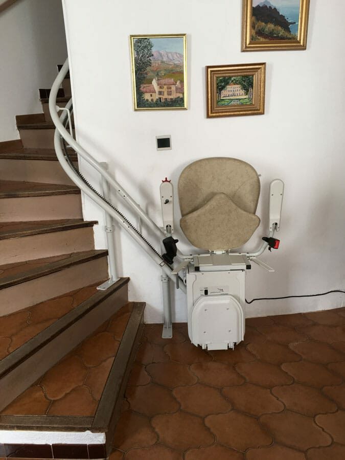 domilib-monte-escalier-interieur-a-virage-siege-accoudoirs-et-repose-pieds-replies-au-depart-rousset-13790