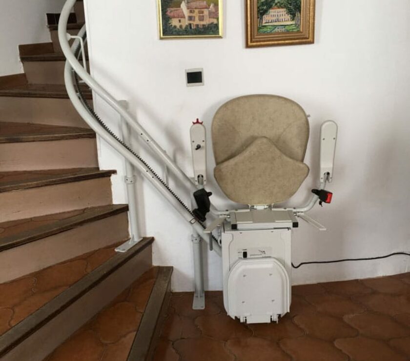 domilib-monte-escalier-interieur-a-virage-siege-accoudoirs-et-repose-pieds-replies-au-depart-rousset-13790
