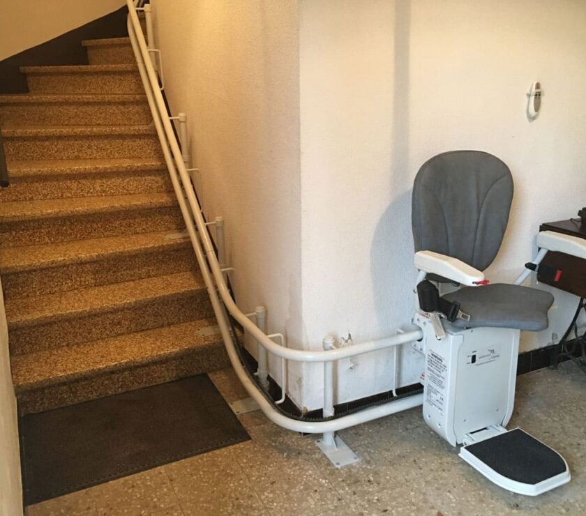 domilib-monte-escalier-interieur-a-virage-siege-au-depart-villelaure-84530