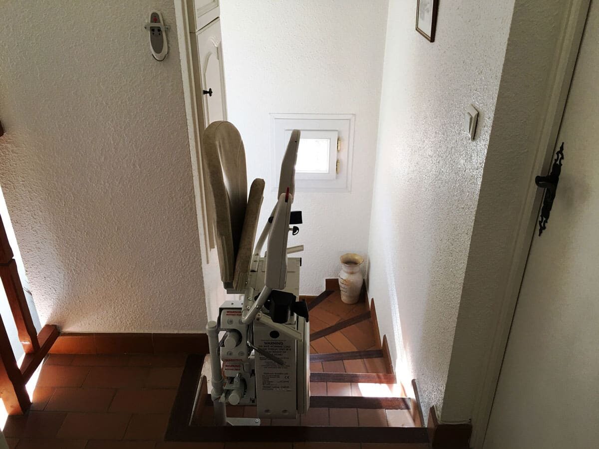 domilib-monte-escalier-interieur-a-virage-siege-replie-a-l_arrivee-pegomas-06580