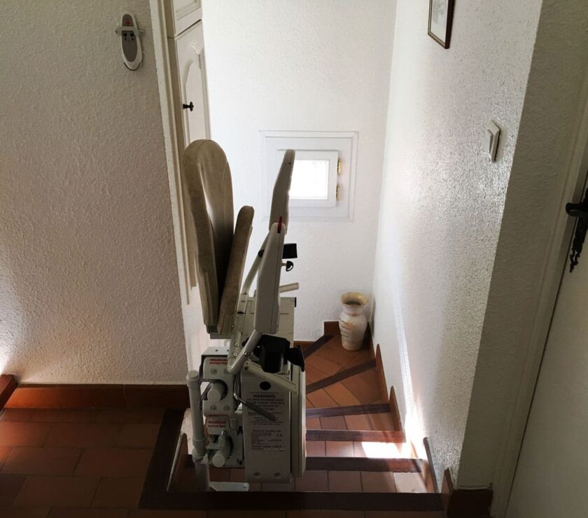 domilib-monte-escalier-interieur-a-virage-siege-replie-a-l_arrivee-pegomas-06580