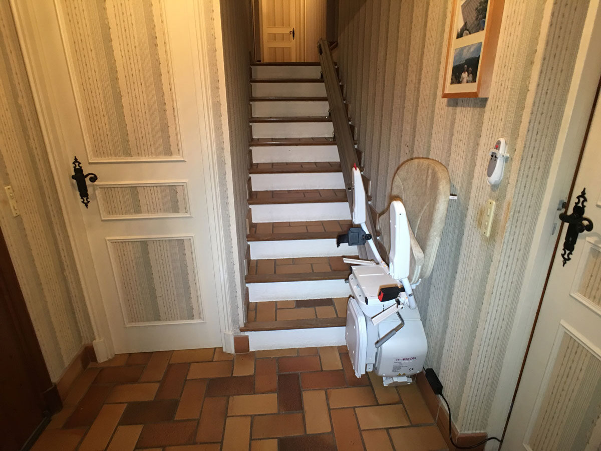 domilib-monte-escalier-interieur-droit-avec-assise-accoudoirs-et-repose-pieds-replies-au-depart-ste-maxime-83120