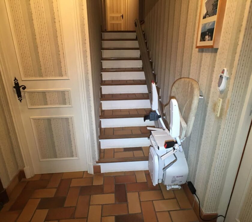domilib-monte-escalier-interieur-droit-avec-assise-accoudoirs-et-repose-pieds-replies-au-depart-ste-maxime-83120