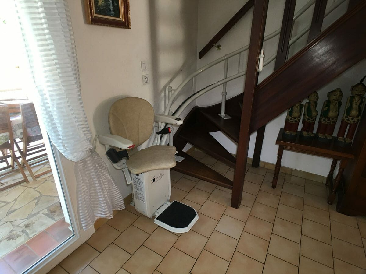 domilib-monte-escalier-tournant-avec-siege-ouvert-au-depart-sanary-sur-mer-83110