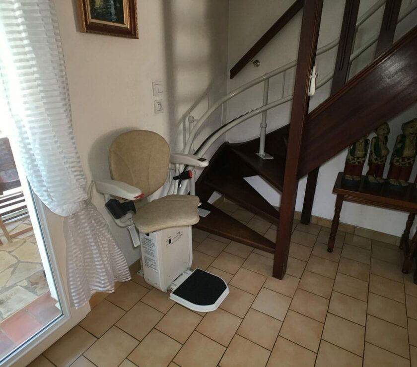 domilib-monte-escalier-tournant-avec-siege-ouvert-au-depart-sanary-sur-mer-83110