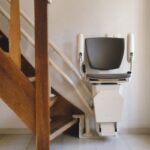 Fauteuil qui monte les escaliers : comment ça fonctionne et lequel choisir ?